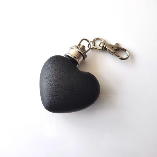 【 Jiujiu 】 Mini Heart-shaped snubbed Bottle keychain with a funnel, 1-ounce heart shape