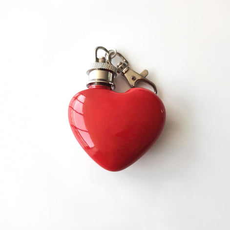 【 Jiujiu 】 Mini Heart-shaped snubbed Bottle keychain with a funnel, 1-ounce heart shape